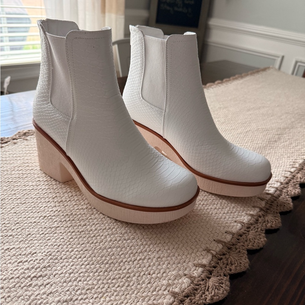 Pierre Dumas White Snakeskin Ankle Boots Sz 10